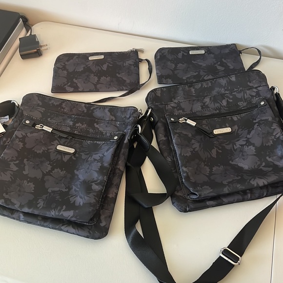 BAGGALLINI New Classic Go Bagg - Onyx Floral - includes RFID phone wristlet. - Picture 9 of 16